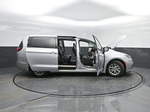 Used 2024 Chrysler Pacifica Touring-L image 44