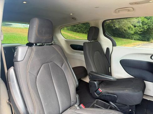 Used 2017 Chrysler Pacifica Touring FWD image 13