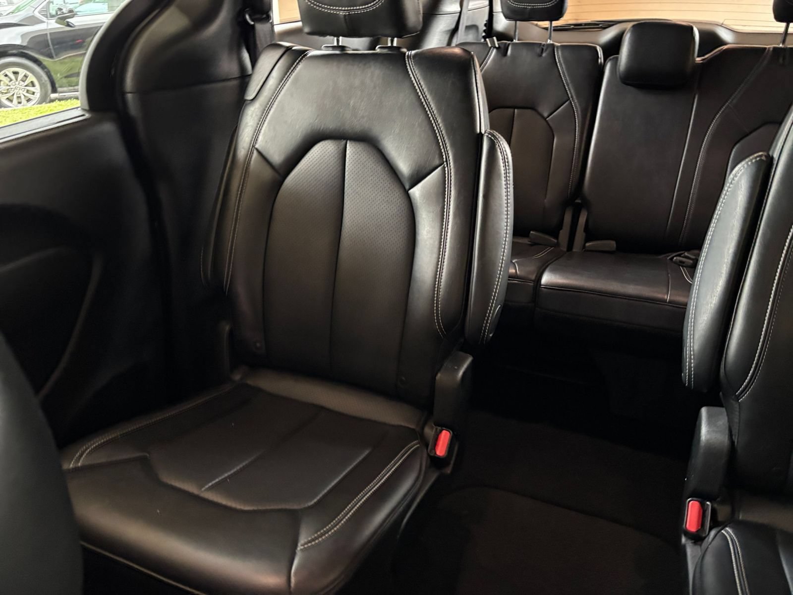Used 2025 Chrysler Pacifica Select FWD image 40