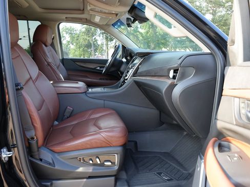 Used 2019 Cadillac Escalade ESV Premium Luxury RWD image 20