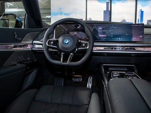 Used 2025 BMW i7 xDrive60 image 17