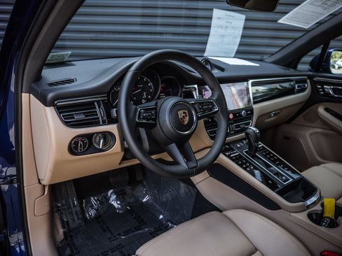 Certified 2026 Porsche Macan AWD/4WD image 4