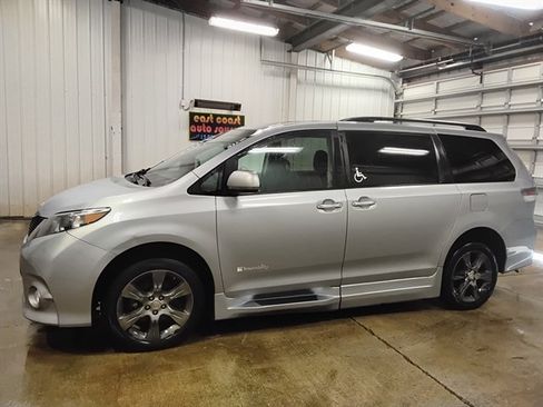 Used 2014 Toyota Sienna SE FWD image 5
