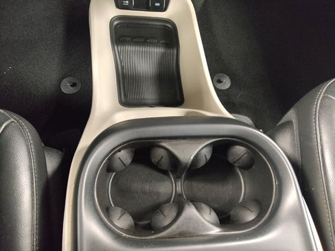 Used 2017 Chrysler Pacifica Touring-L image 26