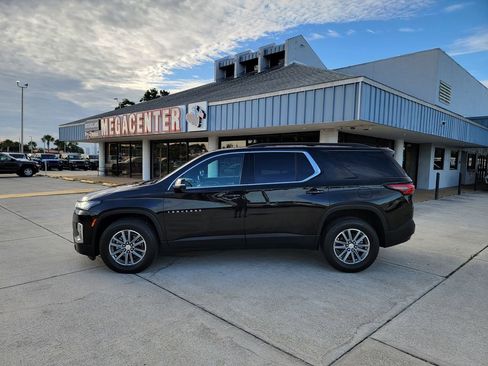 Used 2023 Chevrolet Traverse LT FWD image 2