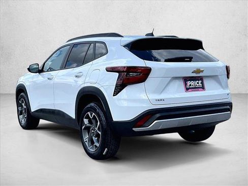 Used 2025 Chevrolet Trax LT FWD image 13