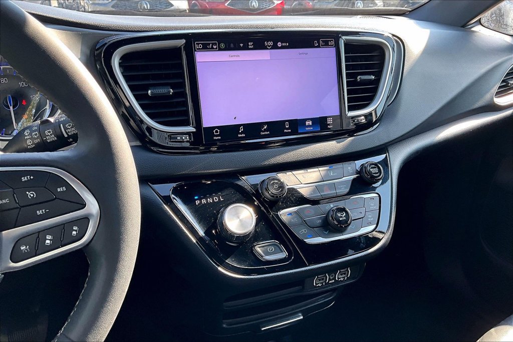 Used 2025 Chrysler Pacifica Select FWD image 8