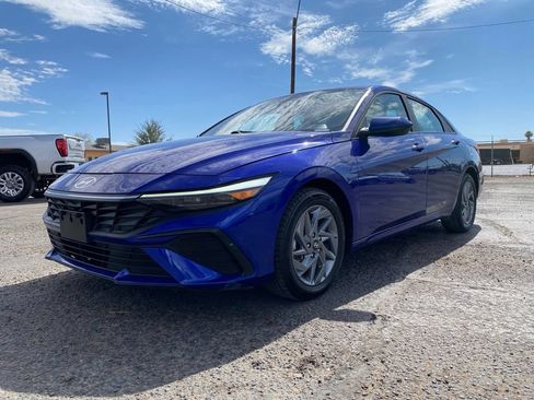 Used 2024 Hyundai Elantra SEL FWD image 2