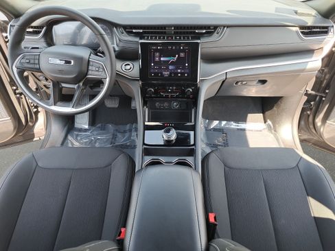 Used 2025 Jeep Grand Cherokee Laredo X w/ Luxury Tech Group I RWD image 9