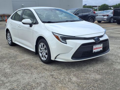 Used 2023 Toyota Corolla LE FWD image 2