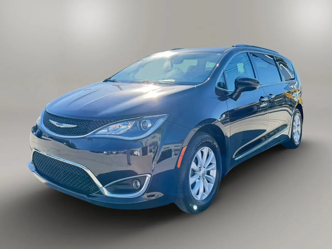 Used 2019 Chrysler Pacifica Touring-L FWD image 3