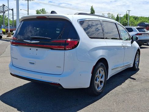 Used 2023 Chrysler Pacifica Limited AWD/4WD image 26