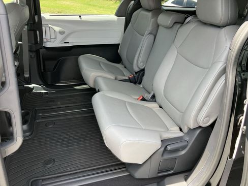 Used 2025 Toyota Sienna XLE w/ XLE Plus Package FWD image 25