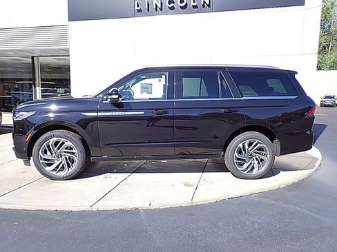 New 2025 Lincoln Navigator Reserve image 2