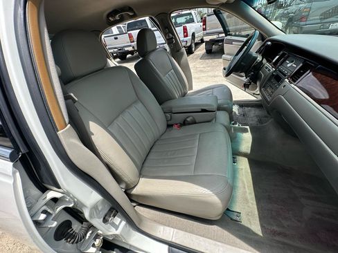 Used 2006 Lincoln Town Car Signature RWD image 34
