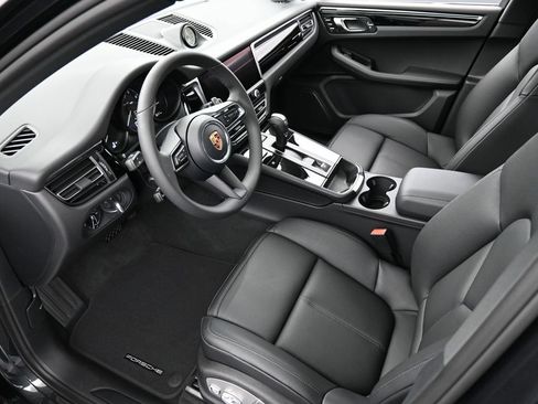 Certified 2026 Porsche Macan AWD/4WD image 4