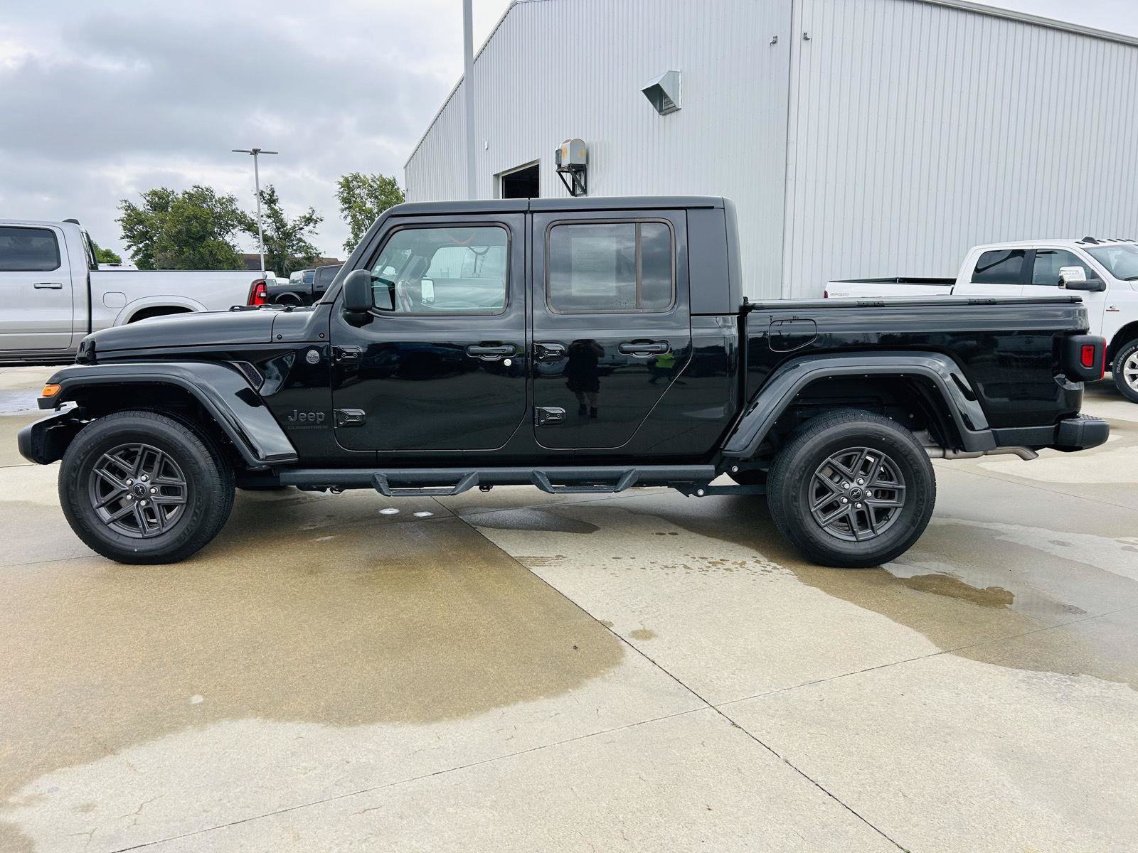 Used 2024 Jeep Gladiator Sport AWD/4WD image 33