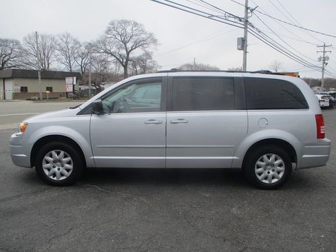 Used 2010 Chrysler Town & Country LX w/ PWR Convenience Group FWD image 4