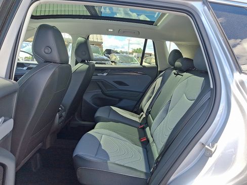 Certified 2025 Volkswagen Tiguan SE image 10