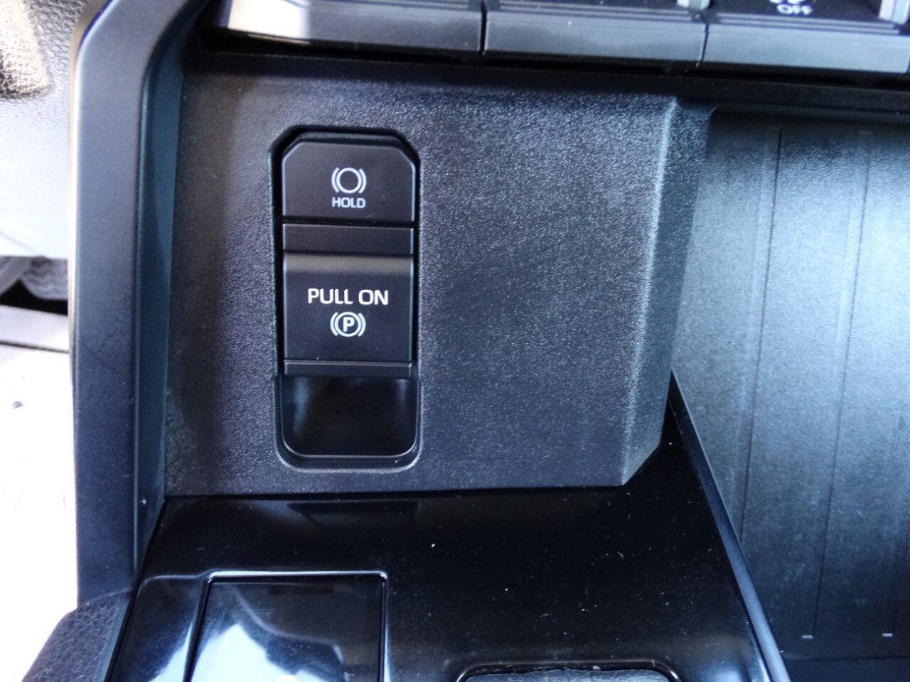 Used 2022 Toyota Tundra 4x4 CrewMax SR image 27