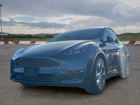 Used 2023 Tesla Model Y 2WD image 5