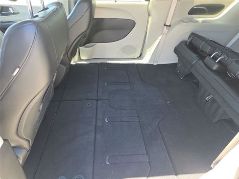Used 2023 Chrysler Pacifica Touring-L FWD image 16