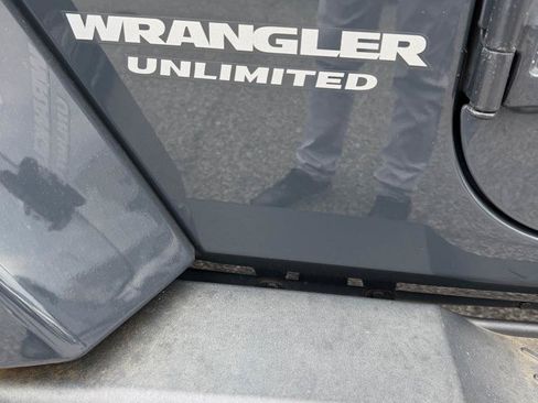 Used 2017 Jeep Wrangler Unlimited Sahara w/ Connectivity Group AWD/4WD image 23
