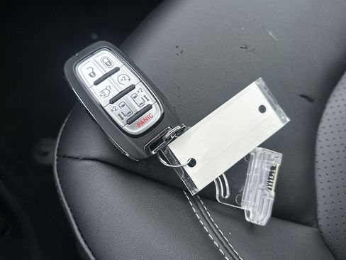 New 2026 Chrysler Pacifica Select AWD/4WD image 3