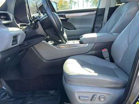 Used 2023 Toyota Highlander Platinum image 25