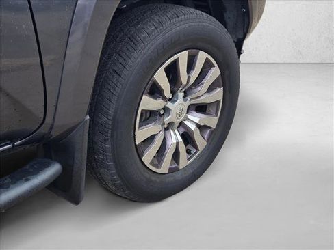 Used 2021 Toyota Tacoma Limited image 20