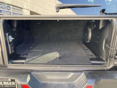 Used 2018 Jeep Wrangler Unlimited Sahara AWD/4WD image 9