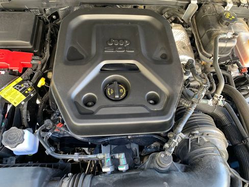 Used 2025 Jeep Wrangler Sahara image 31