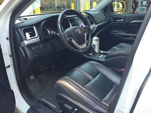 Used 2019 Toyota Highlander SE AWD/4WD image 6