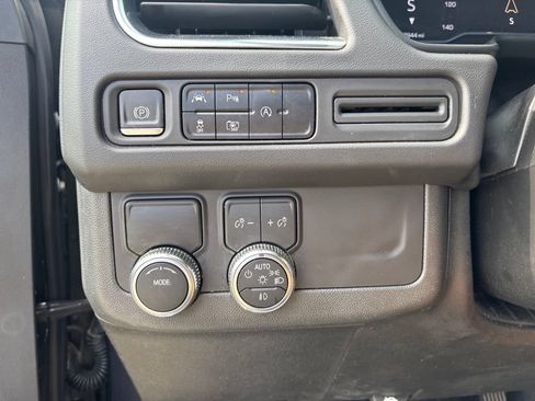 Used 2023 GMC Yukon XL SLT w/ SLT Luxury Package RWD image 28