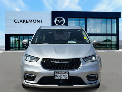 Used 2023 Chrysler Pacifica Touring-L image 2