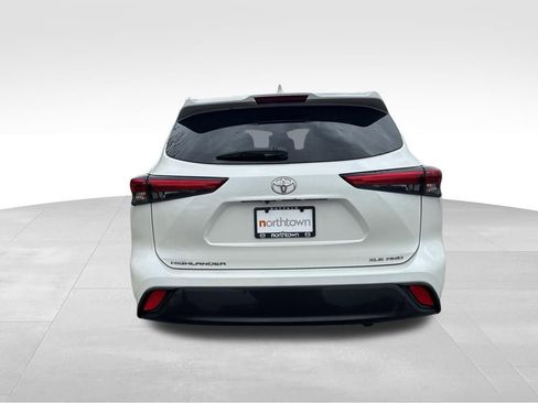 Used 2021 Toyota Highlander XLE AWD/4WD image 5