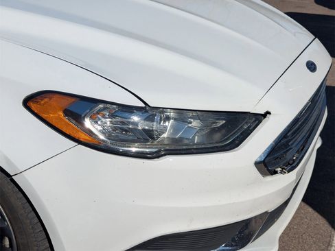 Used 2017 Ford Fusion SE w/ Fusion SE Technology Package image 4