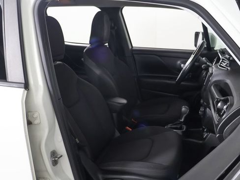 Used 2018 Jeep Renegade Altitude FWD image 23
