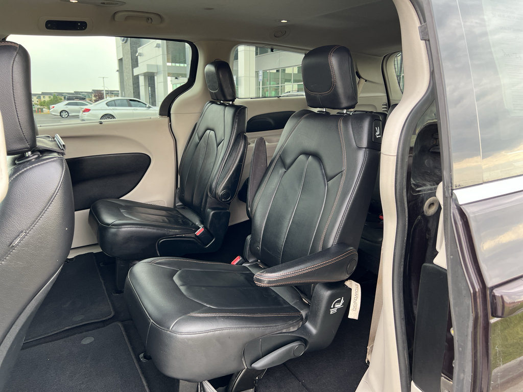 Used 2017 Chrysler Pacifica Touring-L FWD image 24