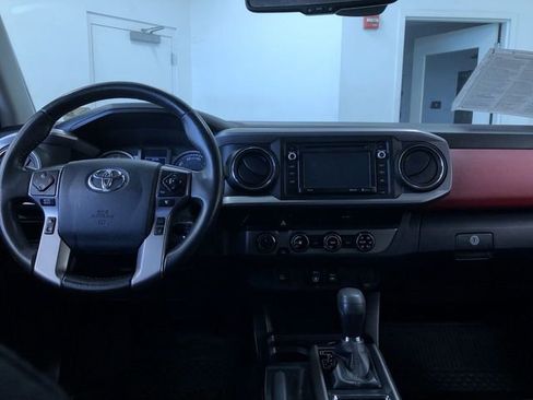 Used 2018 Toyota Tacoma SR5 AWD/4WD image 12