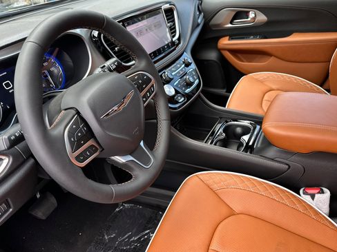 New 2026 Chrysler Pacifica Pinnacle w/ Trailer Tow Group image 10