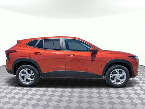 Used 2024 Chevrolet Trax LS w/ LS Convenience Package FWD image 2