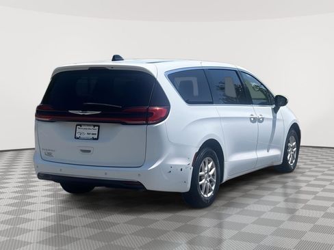 Used 2023 Chrysler Pacifica Touring-L FWD image 5