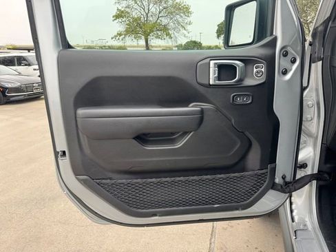 Used 2024 Jeep Gladiator Sport image 4