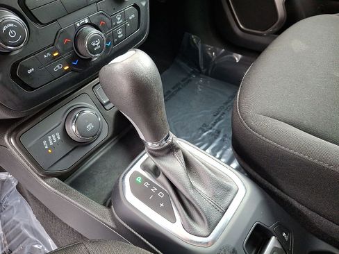 Used 2023 Jeep Renegade Latitude AWD/4WD image 12