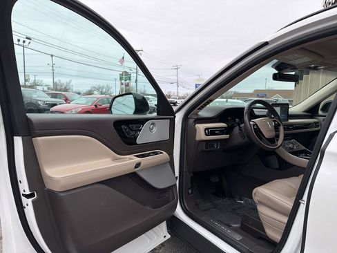 Used 2023 Lincoln Aviator Reserve w/ Equipment Group 201A image 9