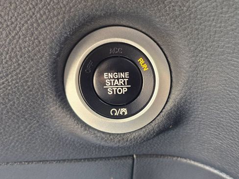 Used 2017 Chrysler Pacifica Limited FWD image 46