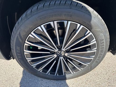 New 2026 Volkswagen Taos SE FWD image 9