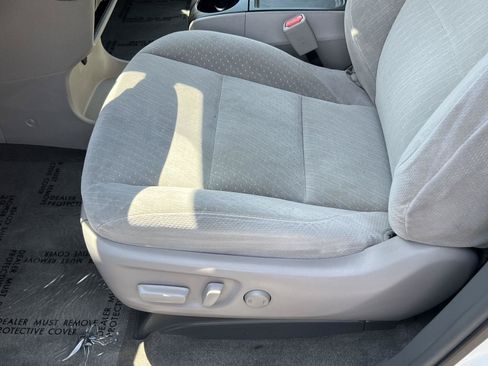 Used 2018 Toyota Sienna LE w/ Carpet Mat Package FWD image 28