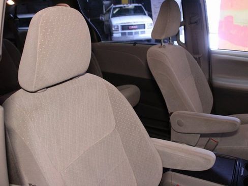 Used 2019 Toyota Sienna LE image 10